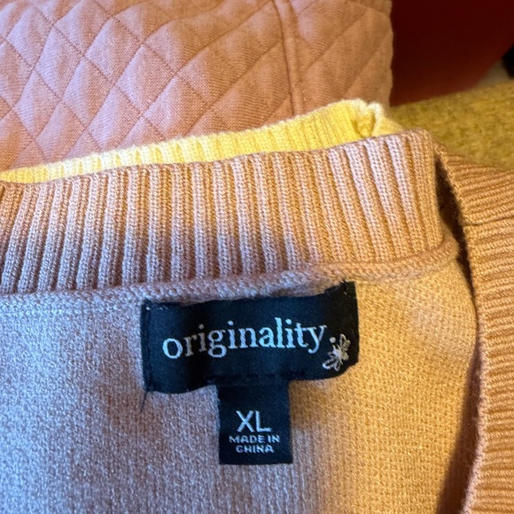 Women's Pink Sweater with Bow Design - Picture 3 of 3